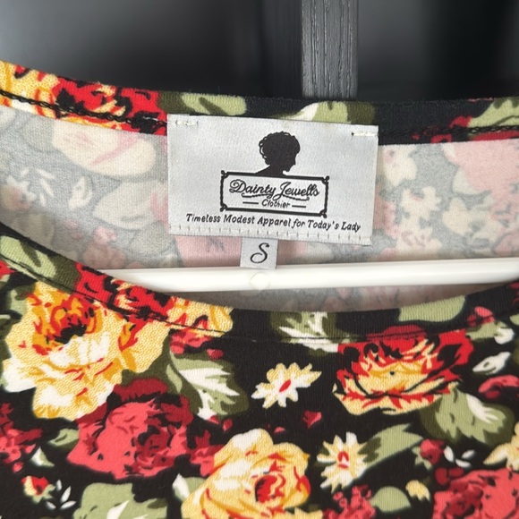 Dainty Jewell’s Ruffle Top - Picture 2 of 4